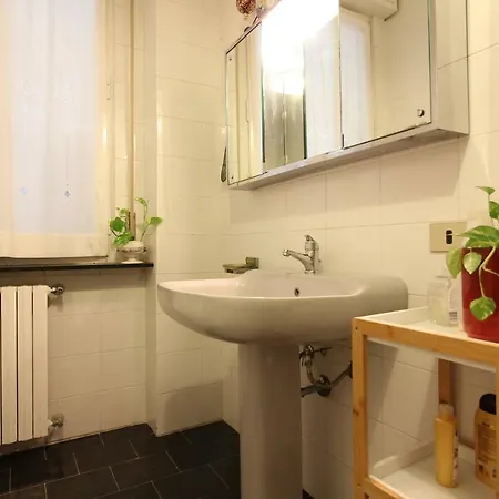 Cagliari's Cozy Private Bedroom, Sleeps 2 酒店